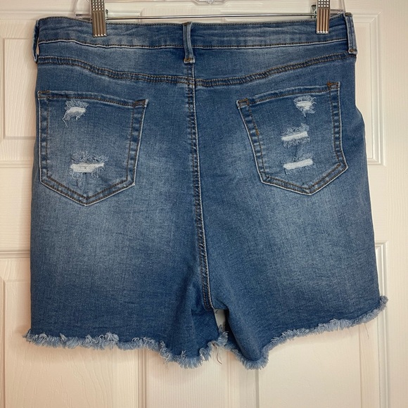 Curvy Distressed Denim Shorts. Size XL - Picture 5 of 6